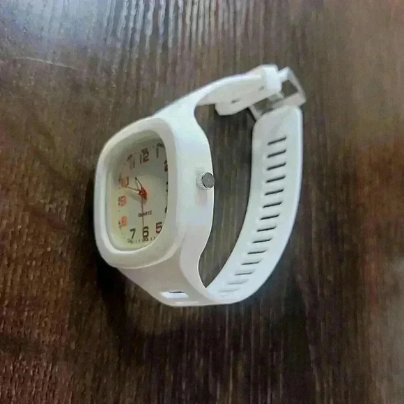 Square quartz watch - Picture 7 of 7